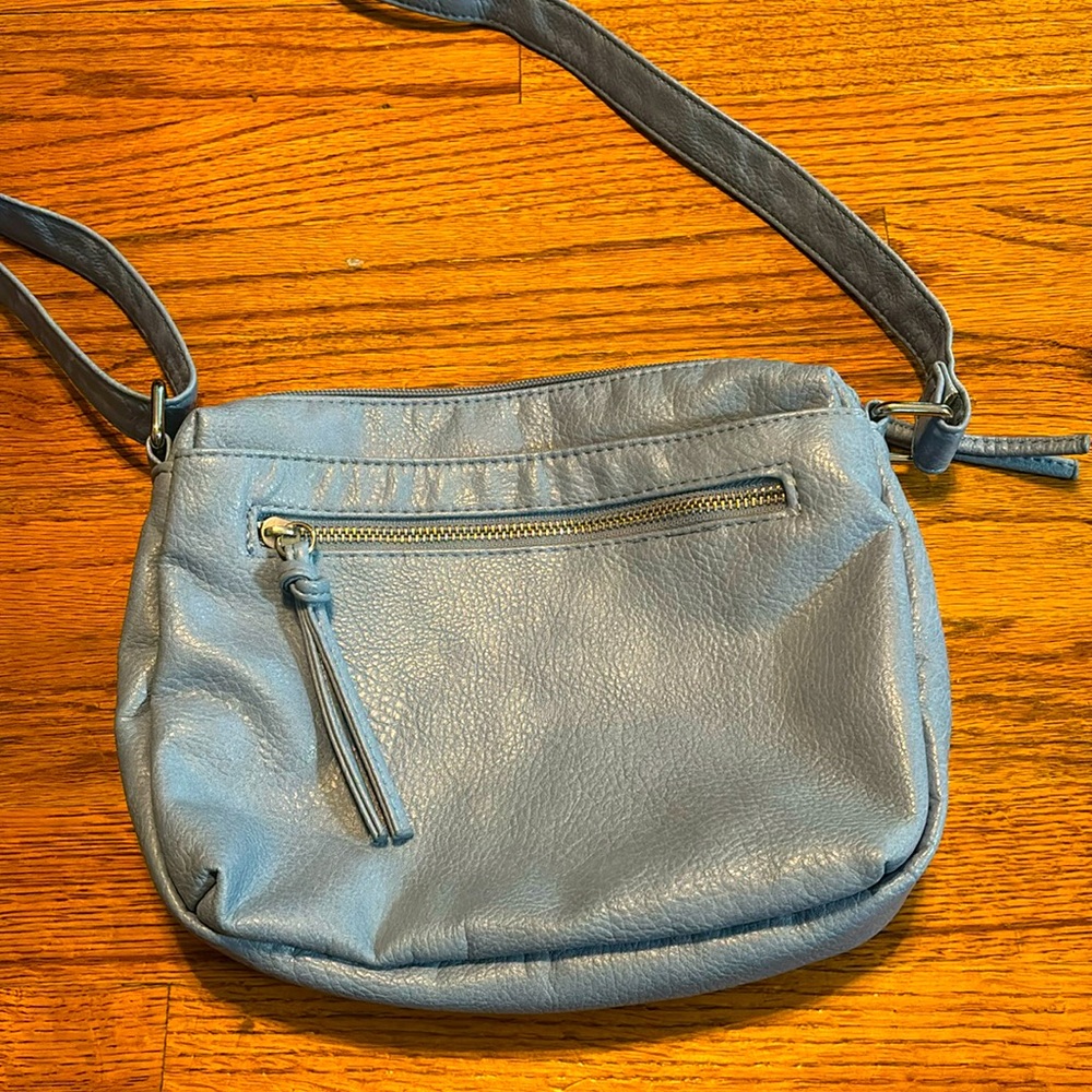 A very nice cross body bad from bueno.